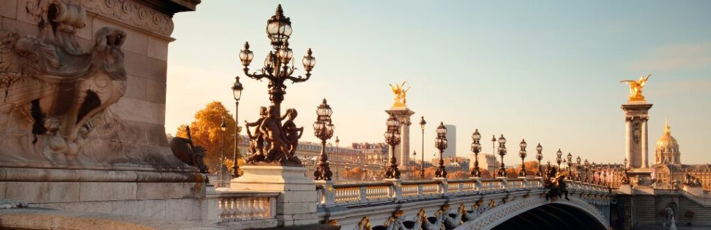 Puente famoso del rio Sena en Paris, Francia