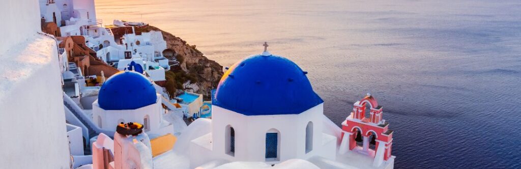 Acantilado al atardecer en Santorini, Grecia