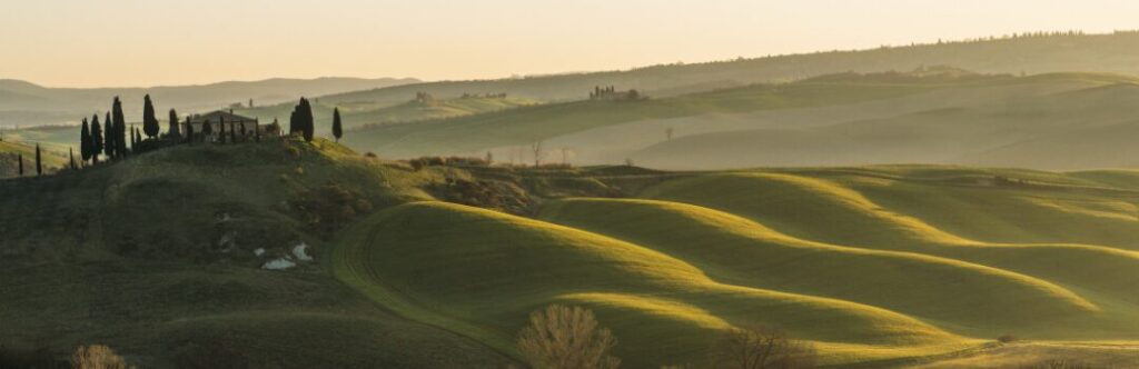 Paosaje precioso a la hora del atardecer de dinas verdes en la toscana