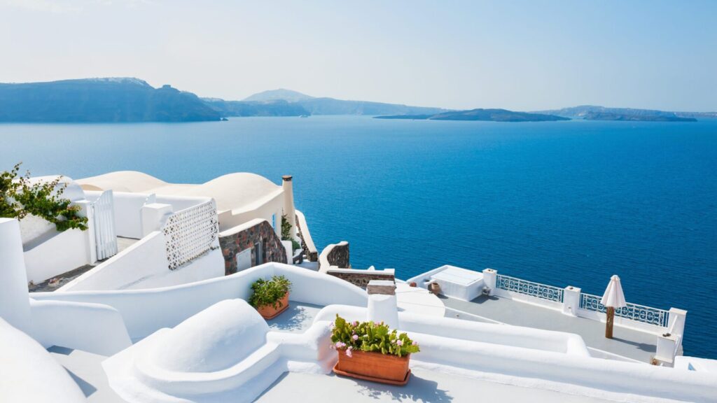 Terrazas lujossas en el actantilado de santorini con vistas al mar