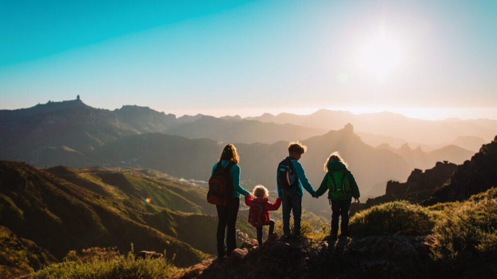 Familia senderista durante una excursión con un paisaje montañoso espectacular