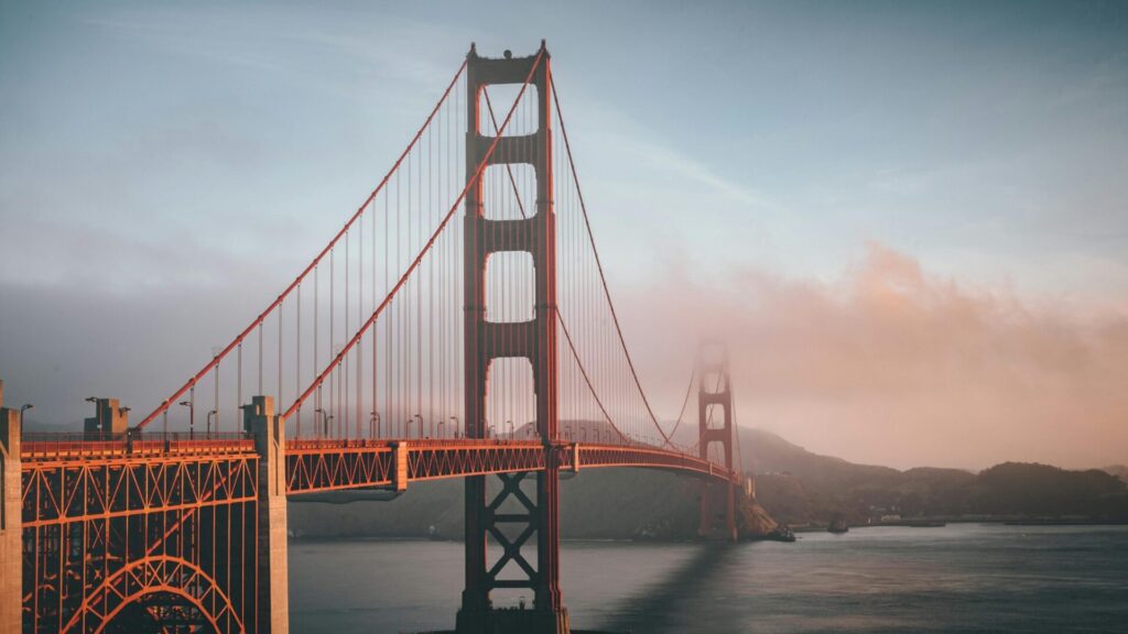 Pueste golden gate de sanfrancisco con nubes atravesando