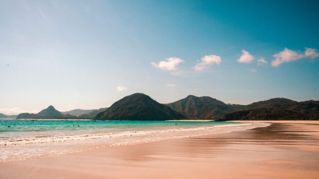 Playa paradisiaca con montañas de fondo en Indonesia