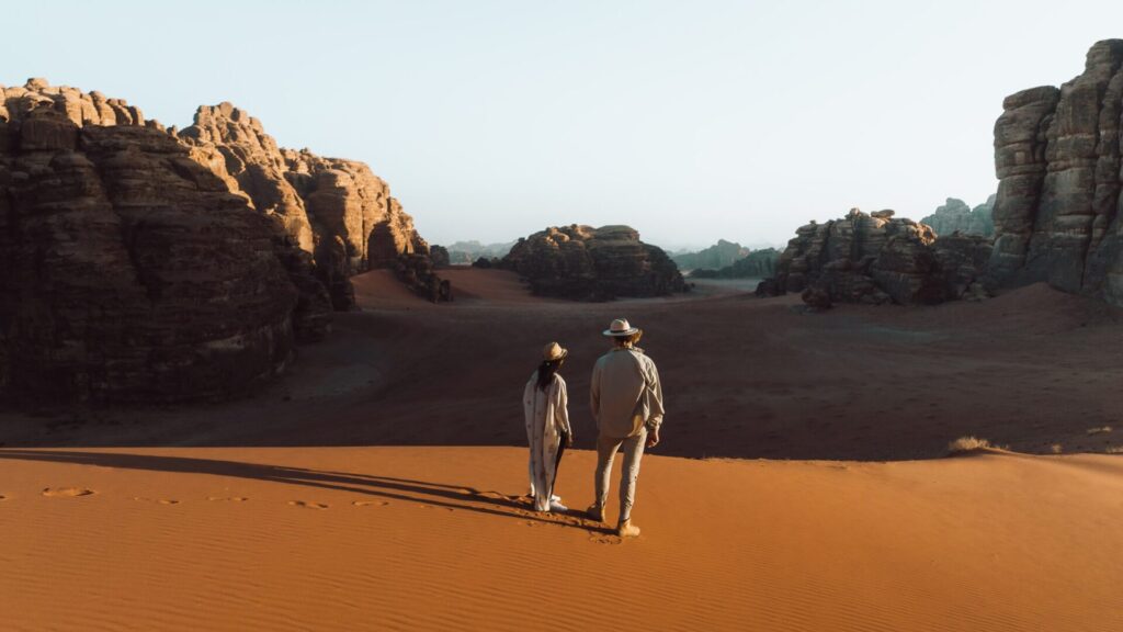 Pareja de viajeros en el desierto rocoso