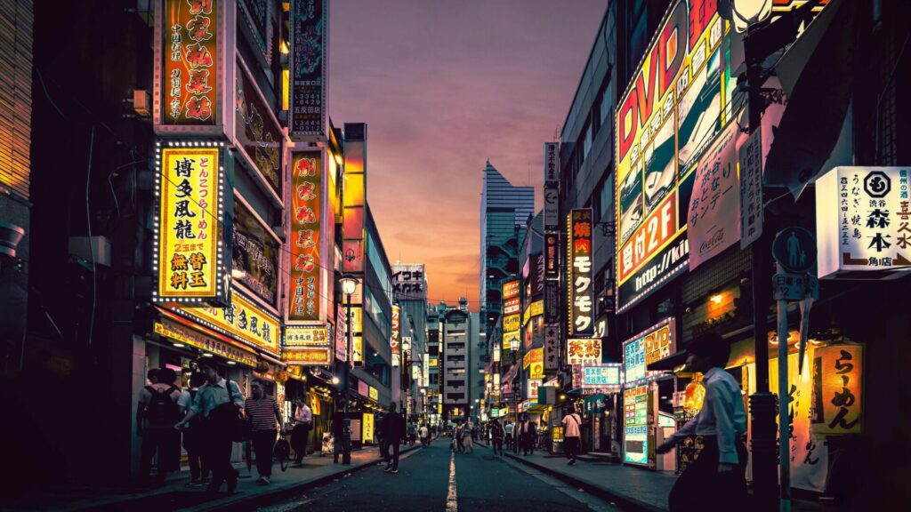 Calle con ambiente nocturno de Tokio, Japon