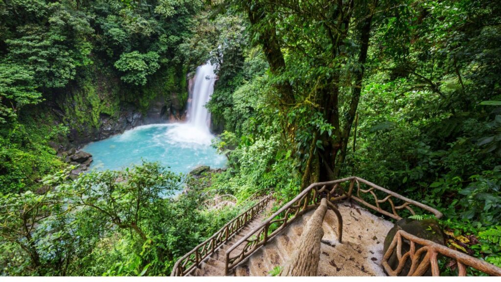 Cascada en la selva de costa rica