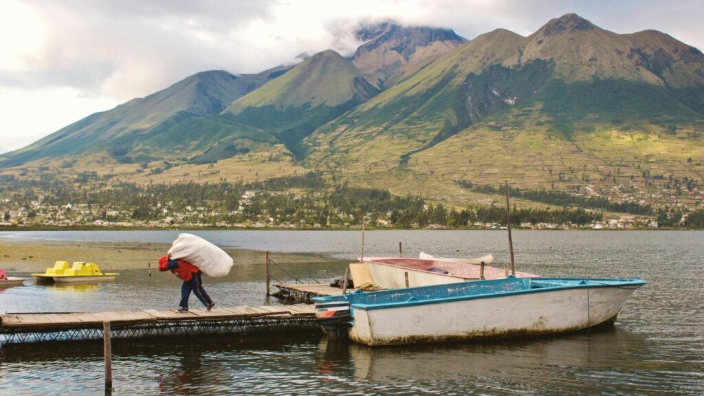 embarcadero en un rio al pie de una montaña en los andes ecuatorianos