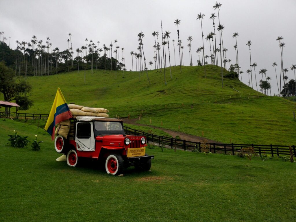 eje cafetero, valle de cocora palmeras y un coche tradicional rojo de colombia