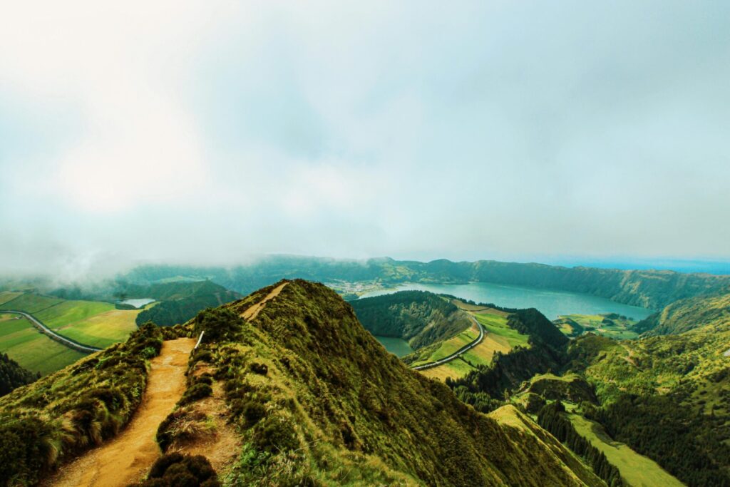mirador de vistas de monstañas y lagos en azores