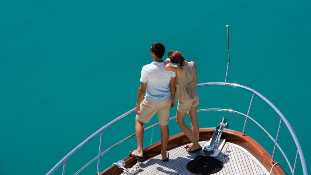 Pareja en un barco mirando al horizonte