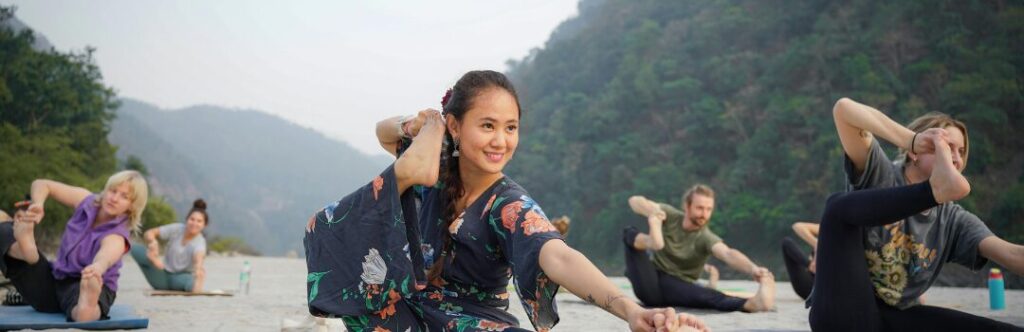 Clase de taichi o yoga dirigida por una local