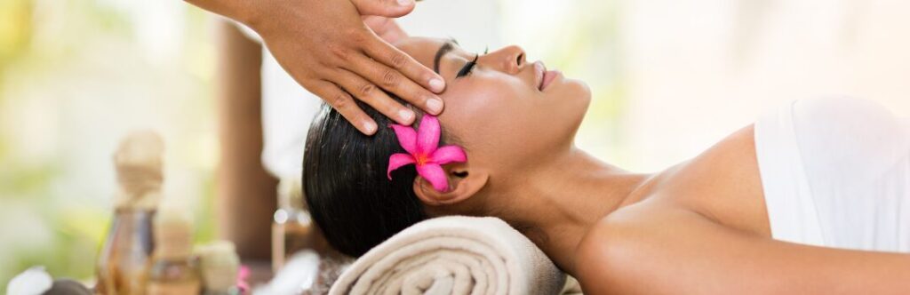 masaje facial de relax en una isla paradisiaca