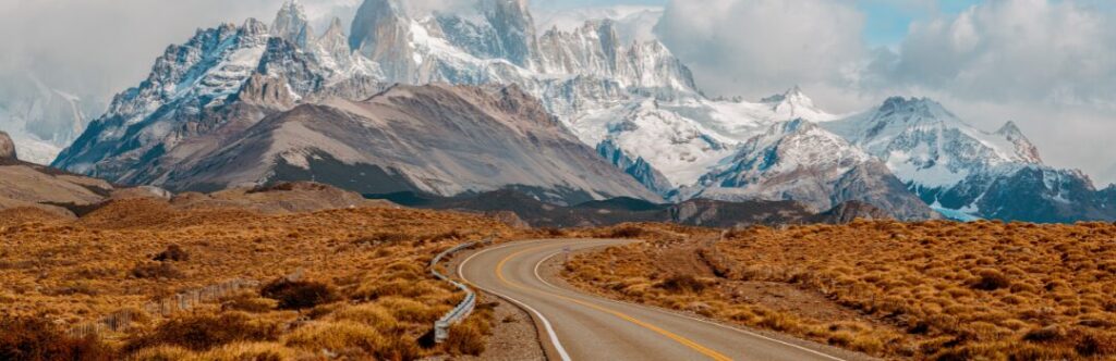 vistas de una carretera y de fondo montañas nevadas, el monte fitz roy en la patagonia argentina