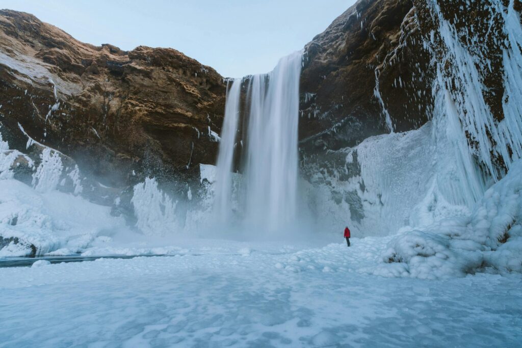 Cascada de hielo en una cueva en islandia