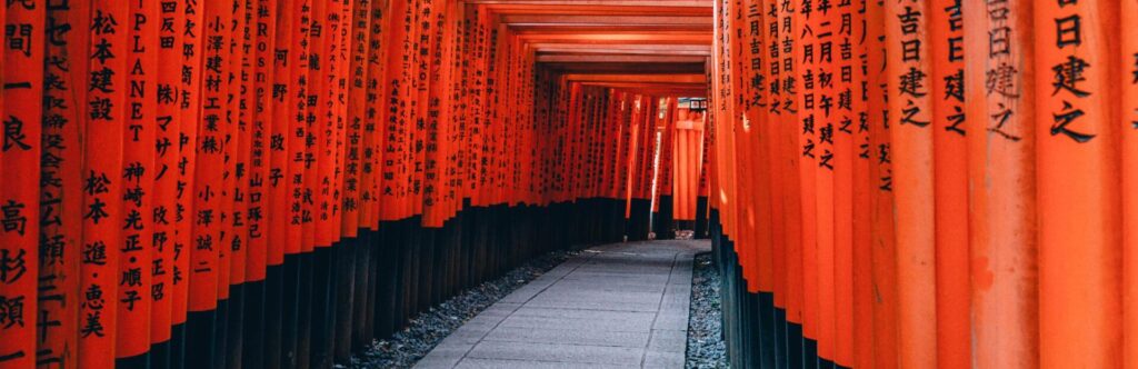 Una calle de Japón con muros rojos y letras japonesas