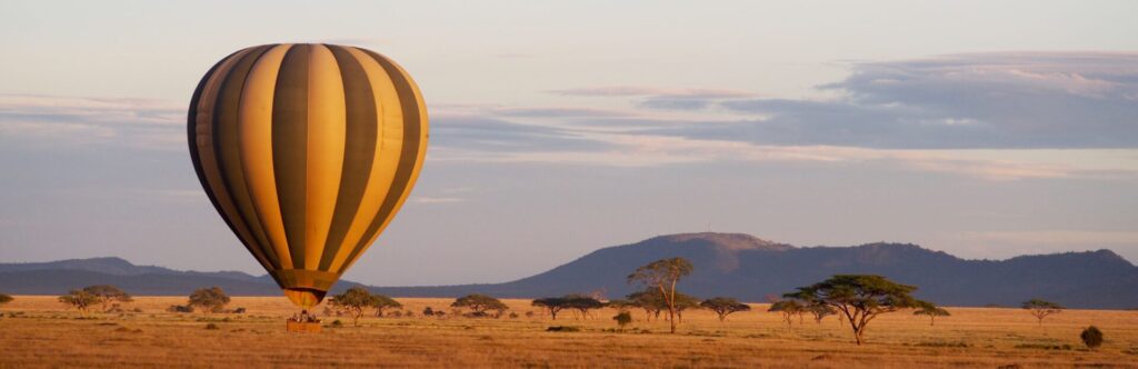 Paisaje paradisíaco con un globo a punto de volar