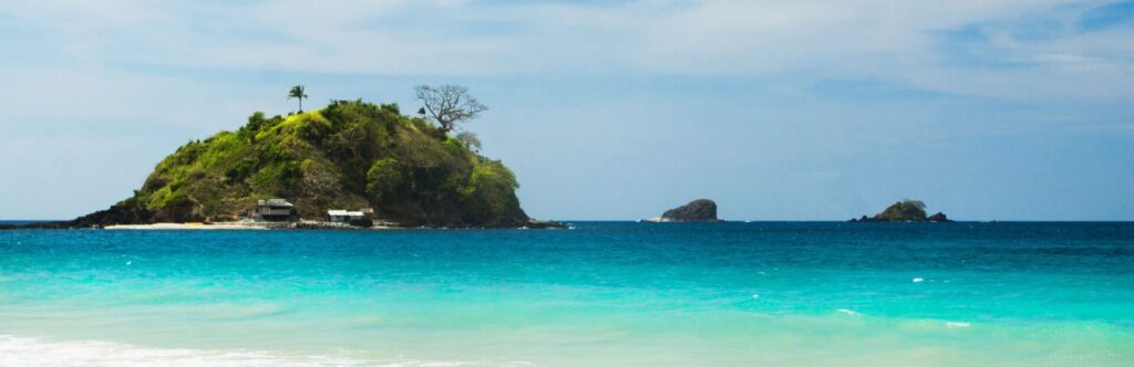 Paisaje de una isla rodeada de agua cristalina