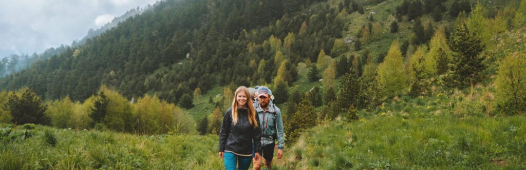 Dos personas caminando por un paisaje de montaña