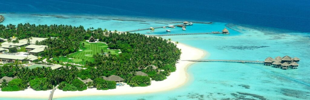 Isla paradisíaca rodeada de agua cristalina con puentes que conectan a cabañas privadas